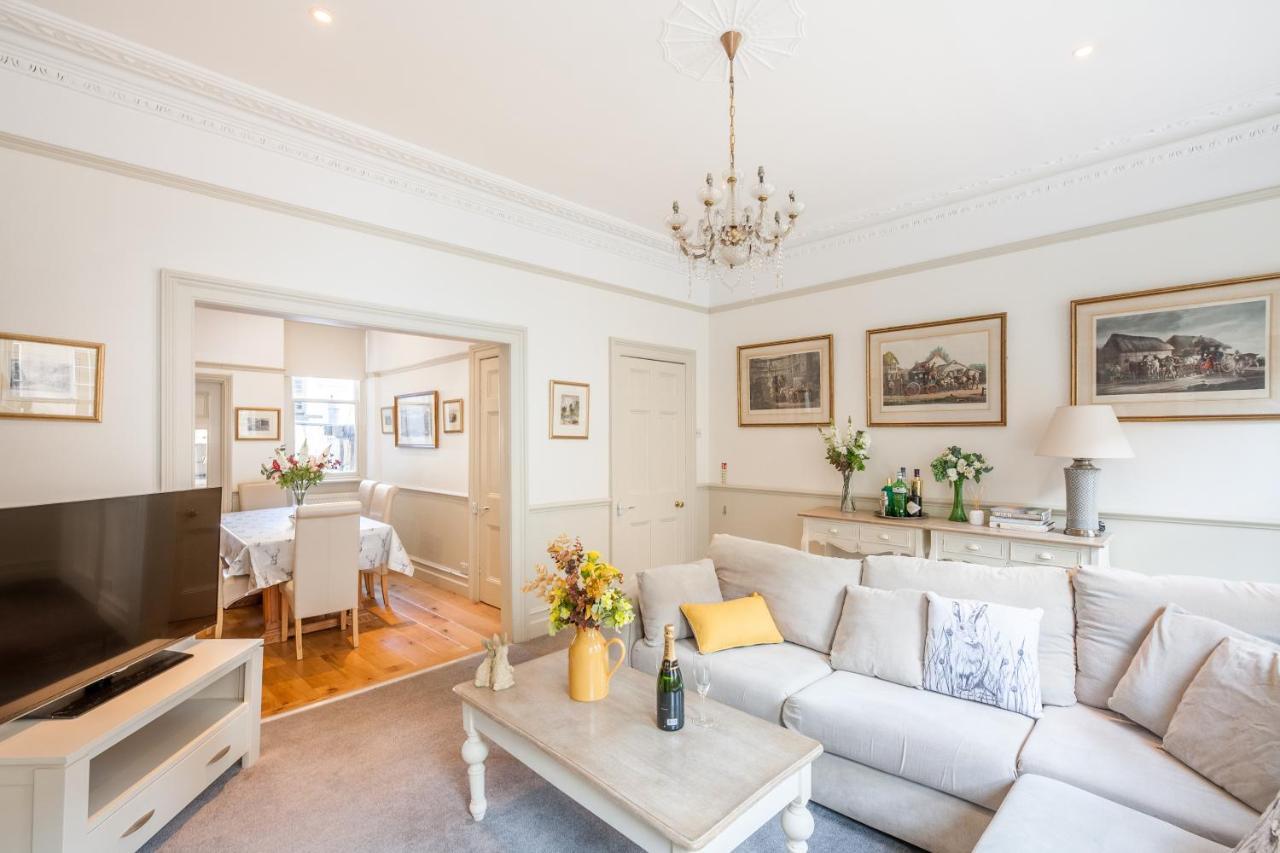 City Centre Stunning House-Roman Baths - 3Min Walk - 4 Bedrooms ภายนอก รูปภาพ