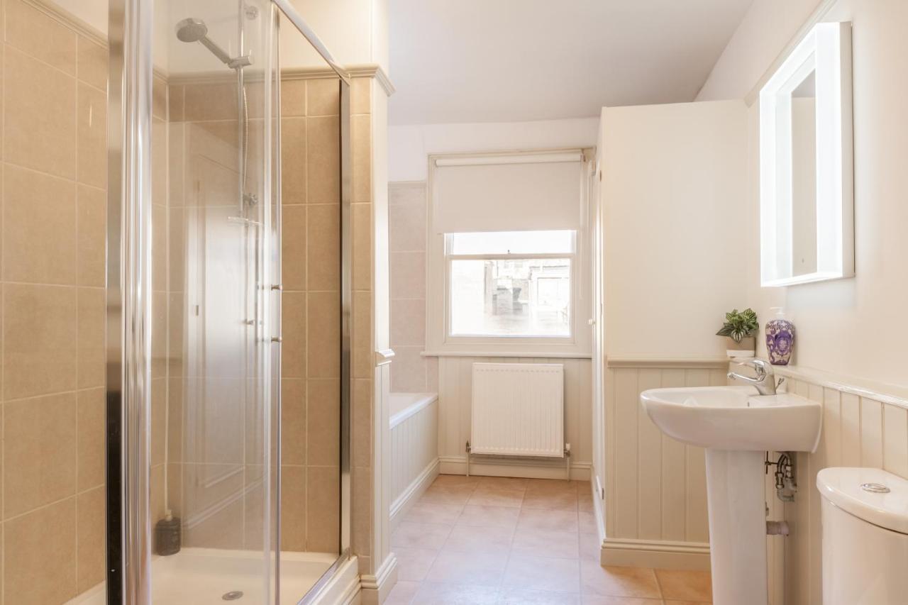 City Centre Stunning House-Roman Baths - 3Min Walk - 4 Bedrooms ภายนอก รูปภาพ