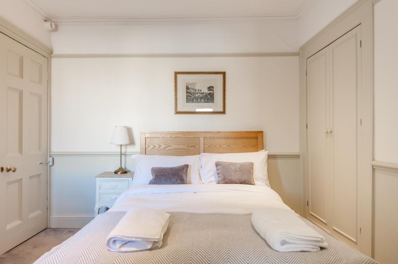 City Centre Stunning House-Roman Baths - 3Min Walk - 4 Bedrooms ภายนอก รูปภาพ