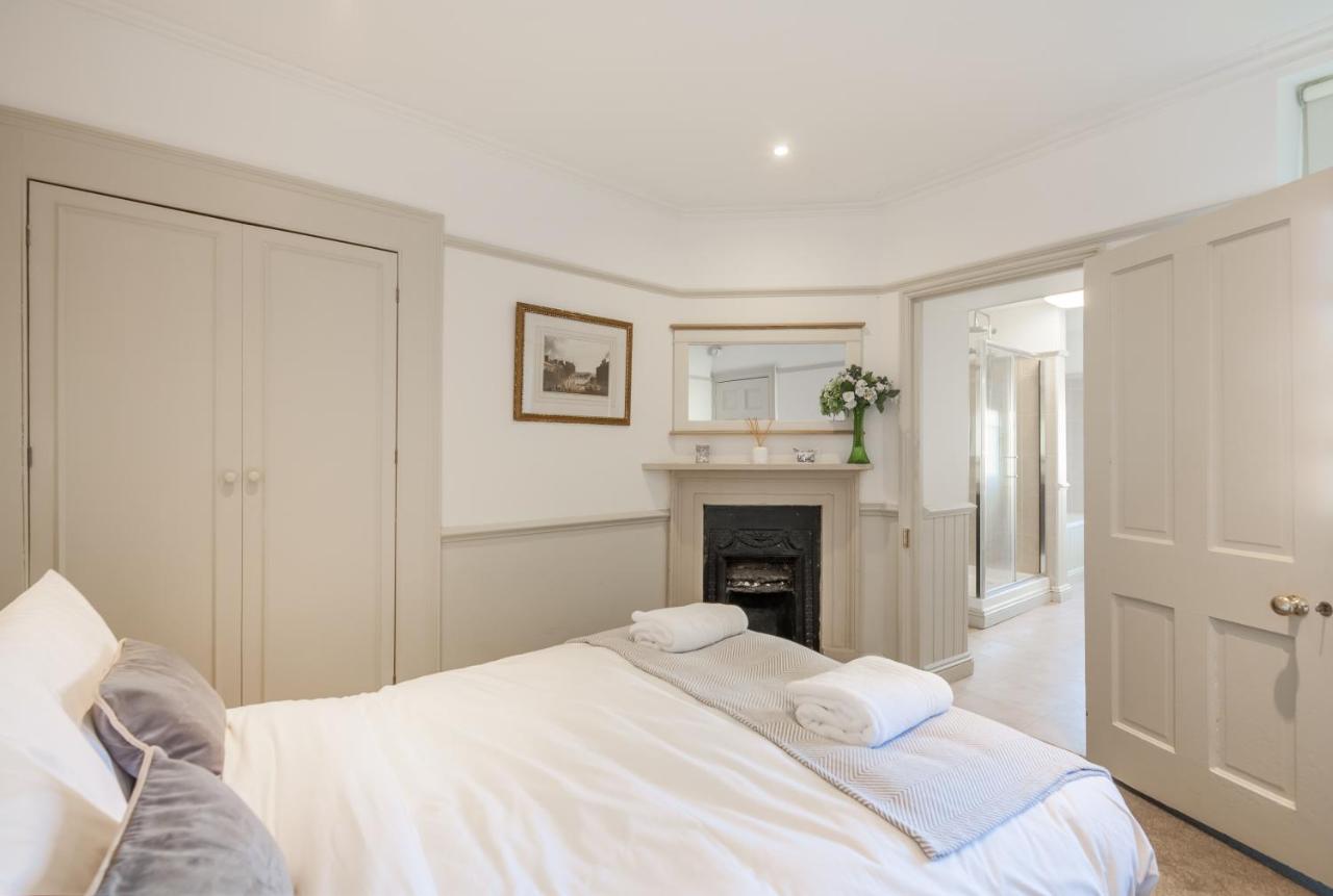 City Centre Stunning House-Roman Baths - 3Min Walk - 4 Bedrooms ภายนอก รูปภาพ