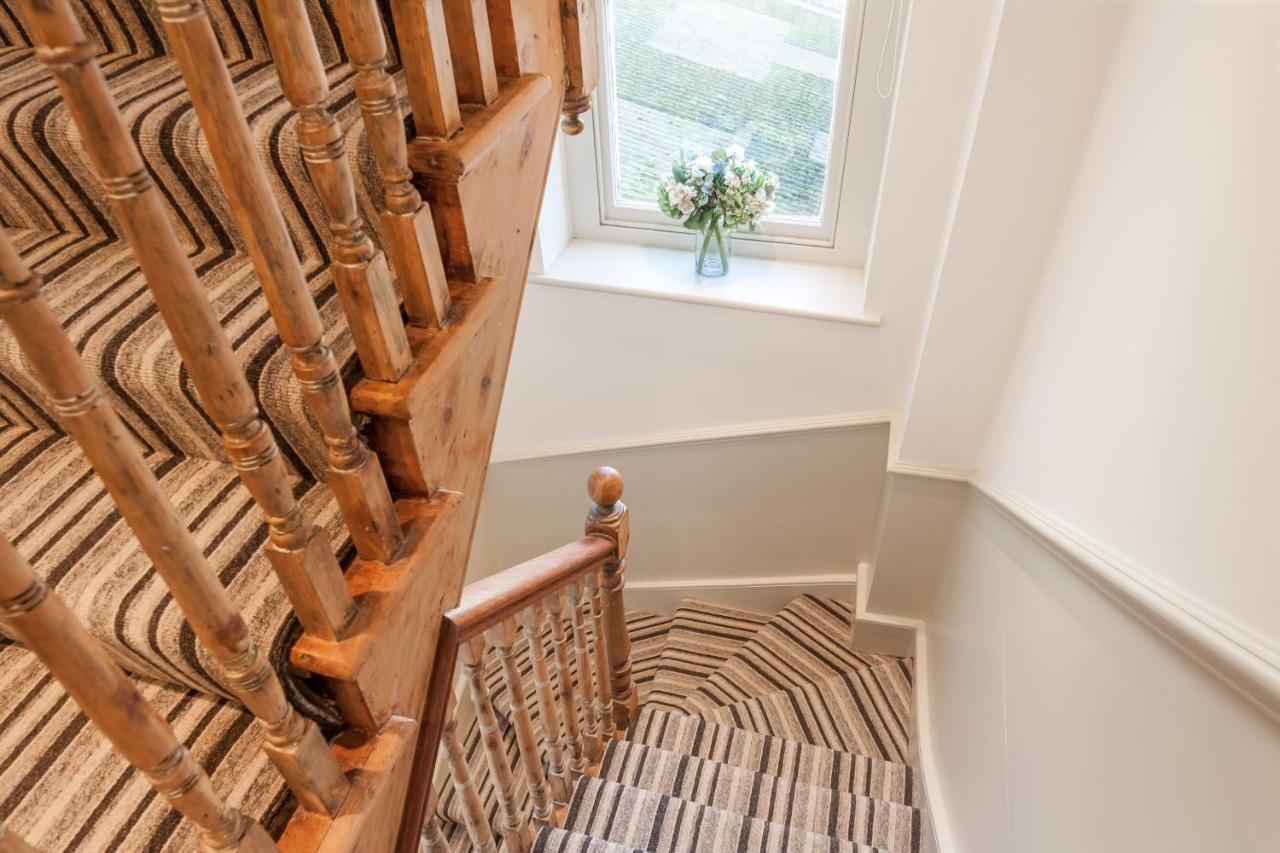 City Centre Stunning House-Roman Baths - 3Min Walk - 4 Bedrooms ภายนอก รูปภาพ