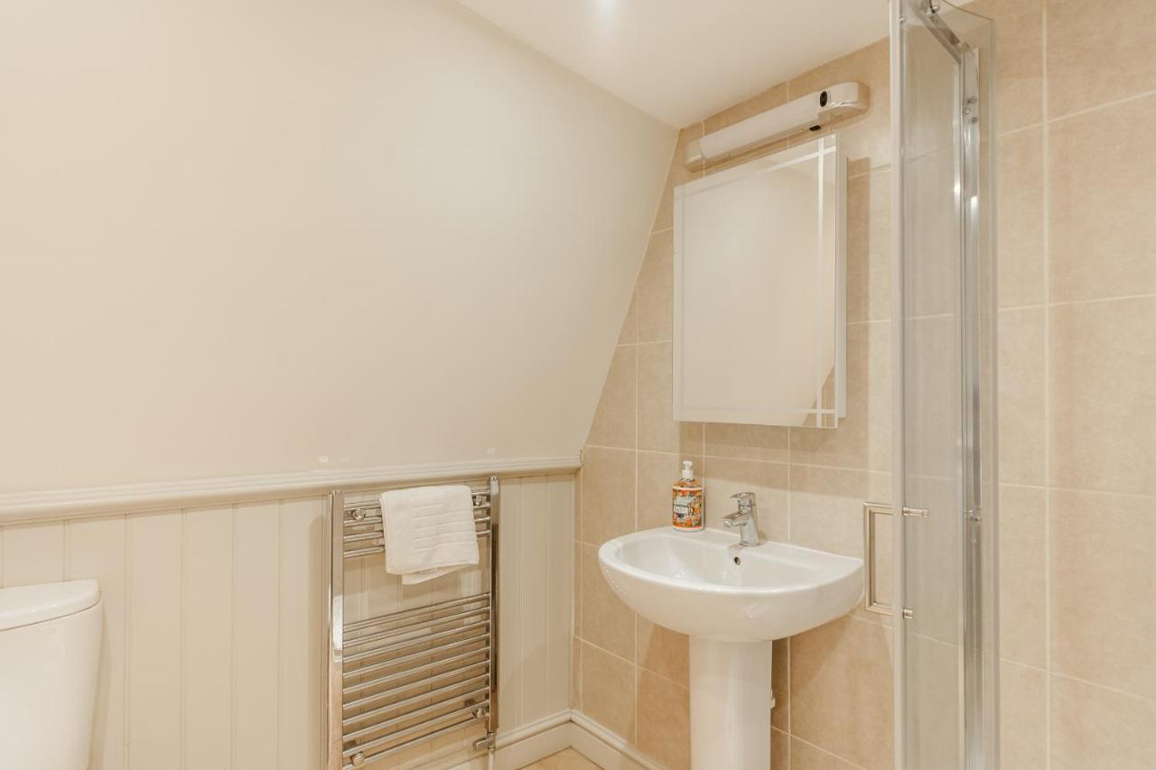 City Centre Stunning House-Roman Baths - 3Min Walk - 4 Bedrooms ภายนอก รูปภาพ