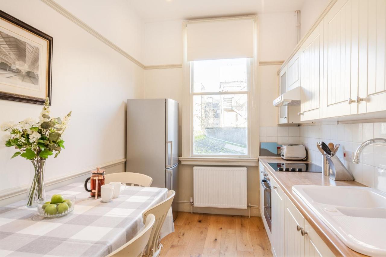 City Centre Stunning House-Roman Baths - 3Min Walk - 4 Bedrooms ภายนอก รูปภาพ