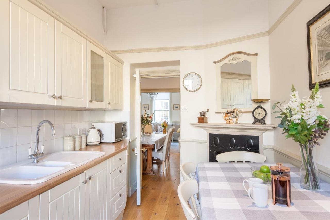 City Centre Stunning House-Roman Baths - 3Min Walk - 4 Bedrooms ภายนอก รูปภาพ