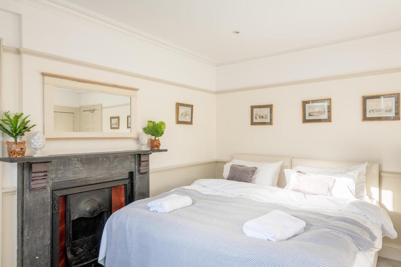 City Centre Stunning House-Roman Baths - 3Min Walk - 4 Bedrooms ภายนอก รูปภาพ
