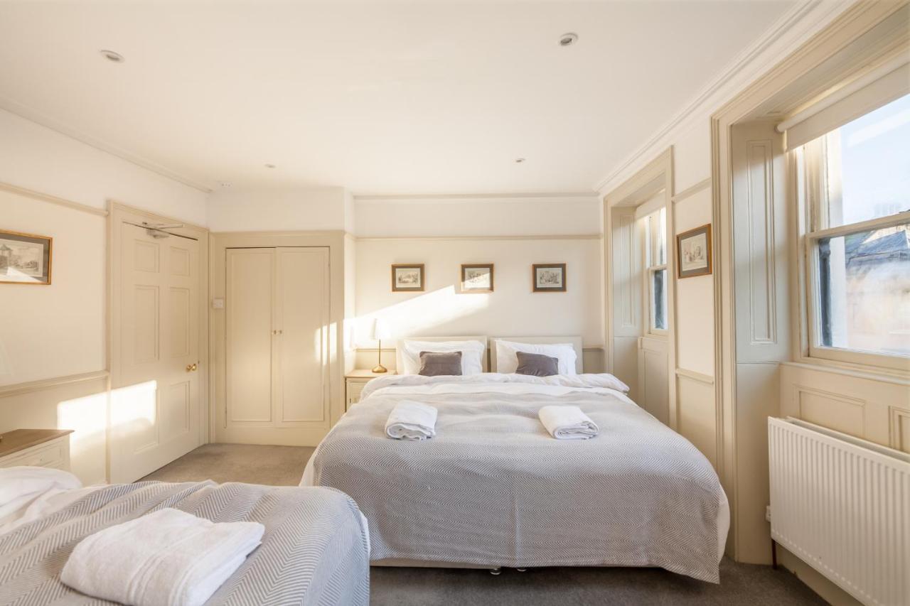 City Centre Stunning House-Roman Baths - 3Min Walk - 4 Bedrooms ภายนอก รูปภาพ