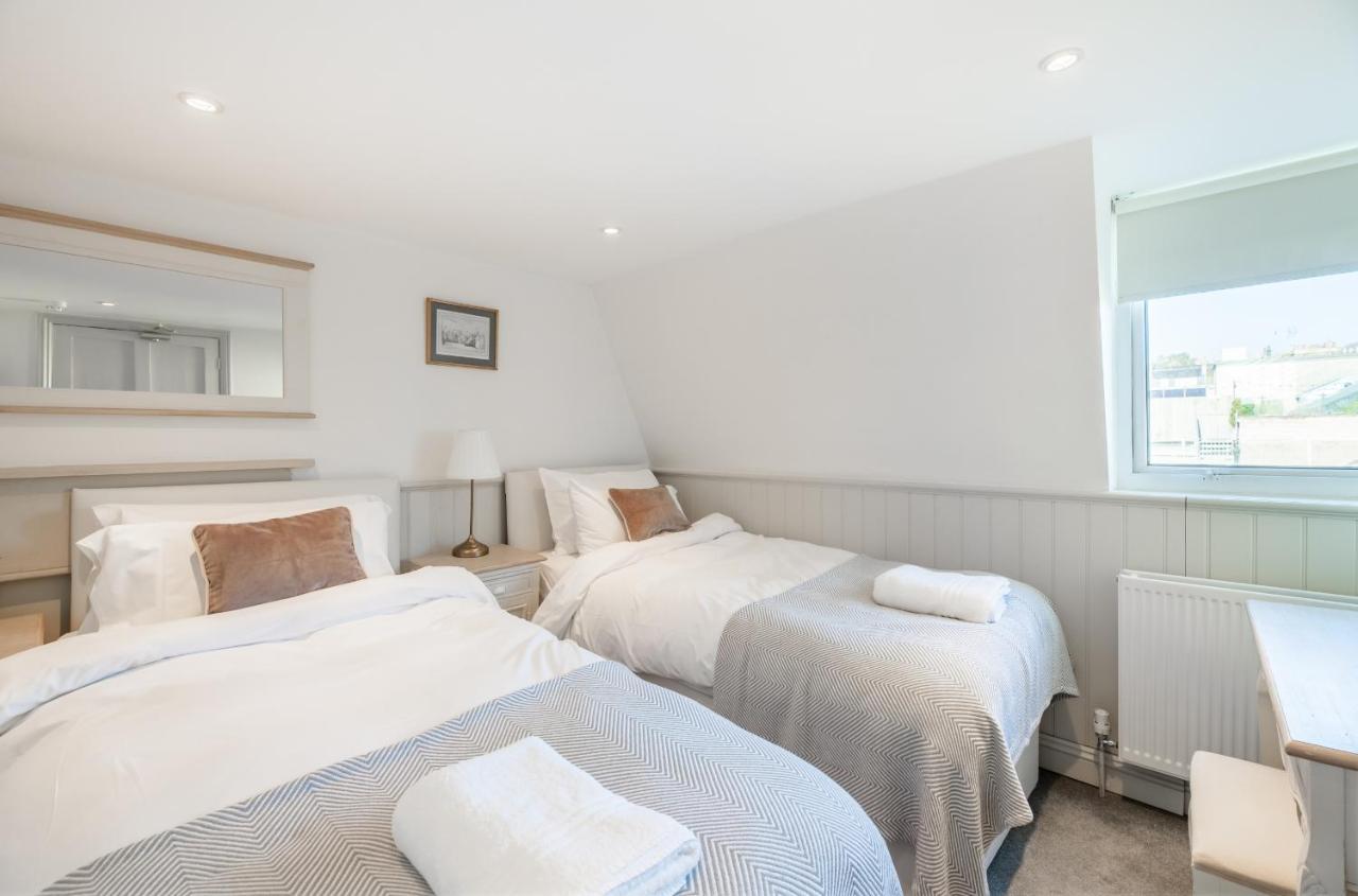City Centre Stunning House-Roman Baths - 3Min Walk - 4 Bedrooms ภายนอก รูปภาพ